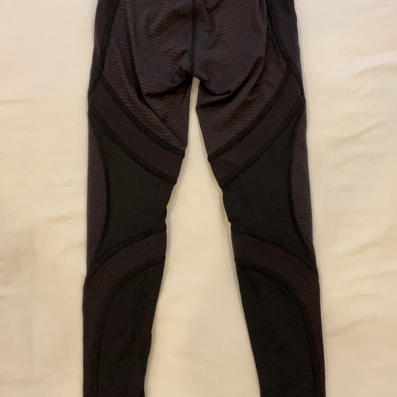 Lululemon Women’s Leggings Black Pinstripes SZ 6 Pre-owned - Picture 2 of 6